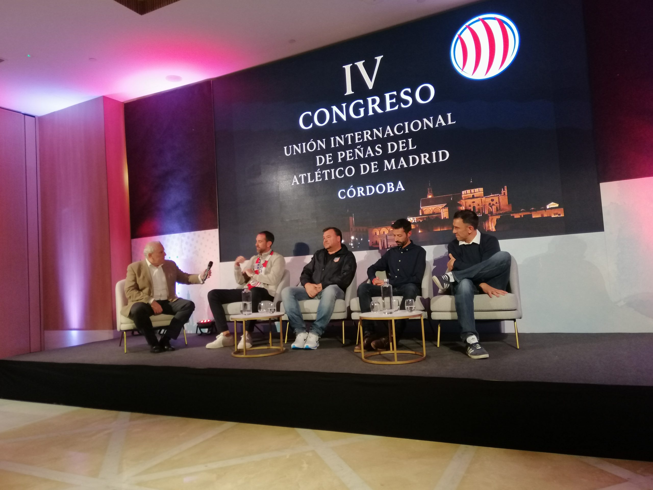 «Godín fue le gran invitado al IV Congreso de la Unión de Peñas del Atlético de Madrid» (Mundo Deportivo»)
